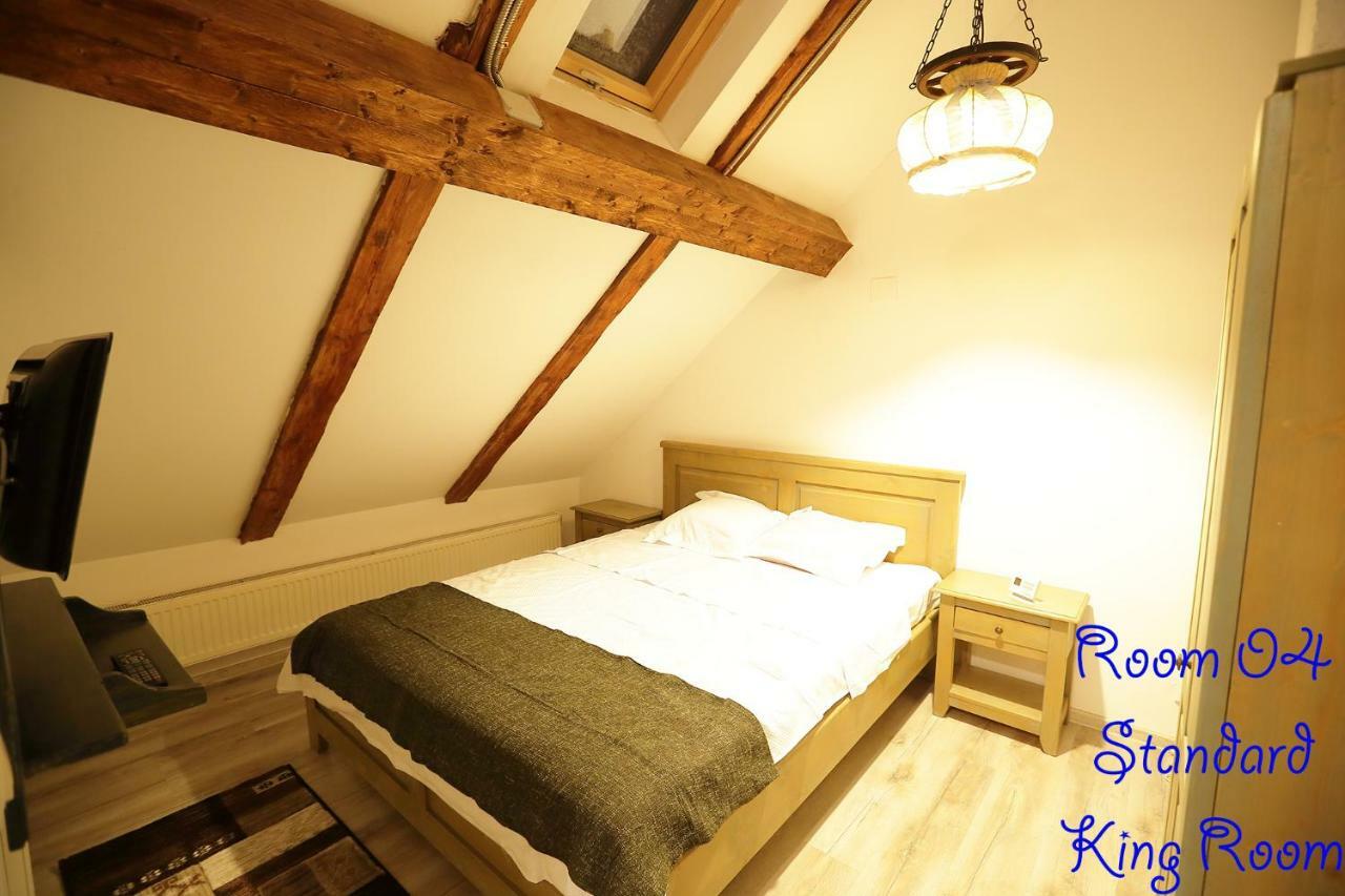 4 Rooms Piata Sfatului บราชอฟ ภายนอก รูปภาพ